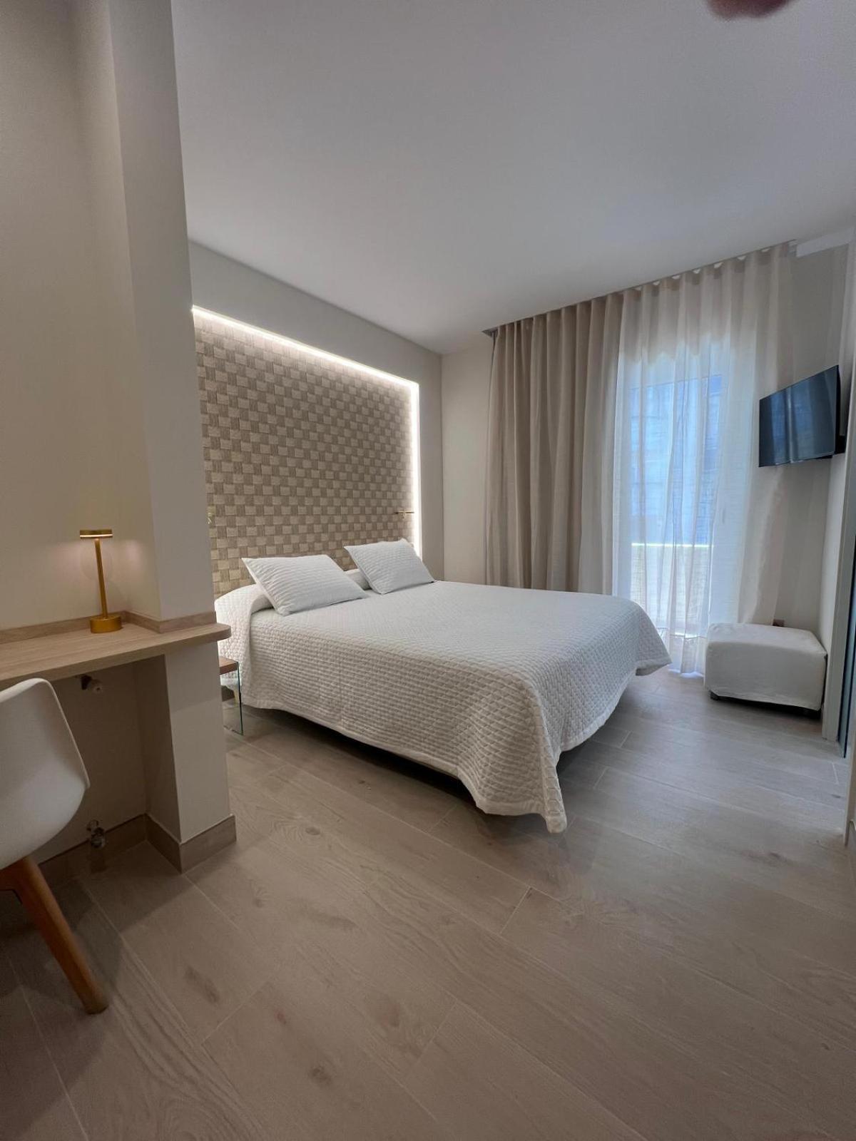 Hotel Restaurant Llansola Sant Carlos de la Ràpita Eksteriør bilde