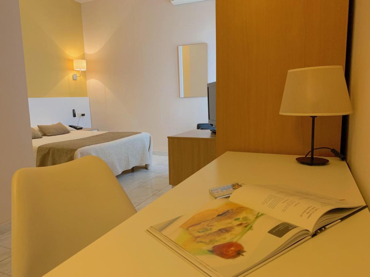 Hotel Restaurant Llansola Sant Carlos de la Ràpita Eksteriør bilde