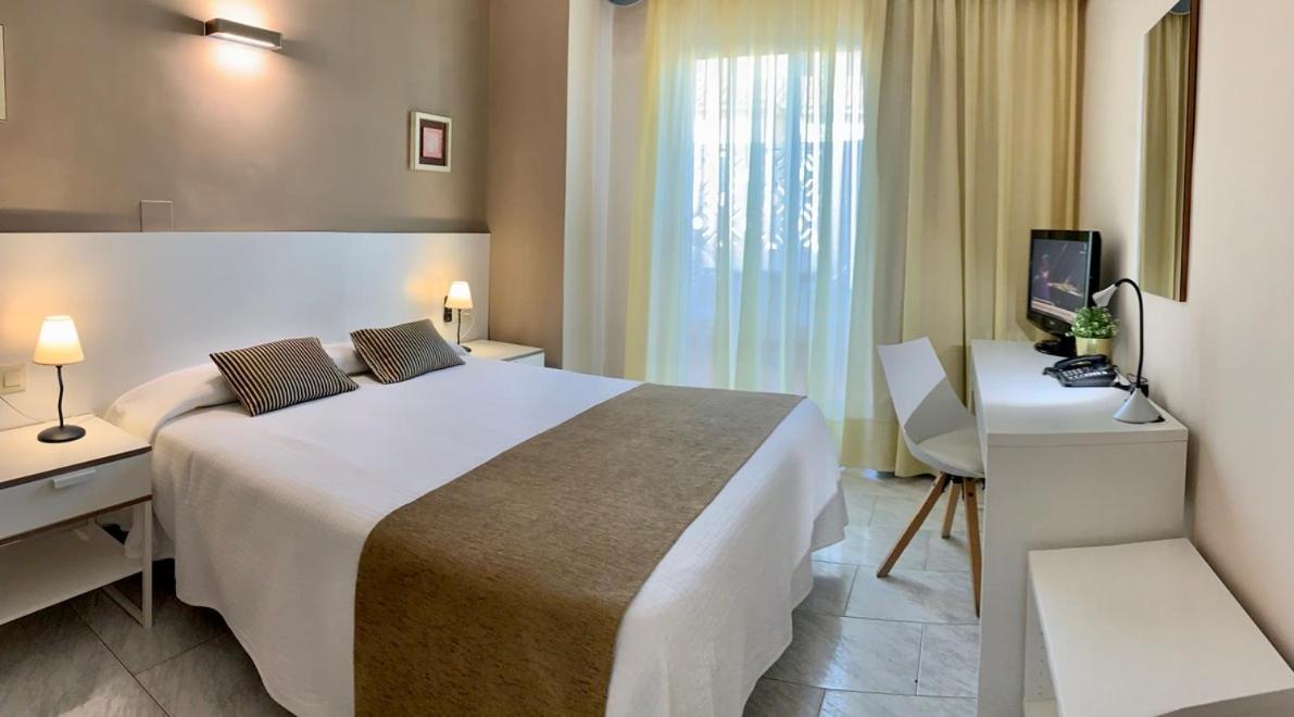 Hotel Restaurant Llansola Sant Carlos de la Ràpita Eksteriør bilde